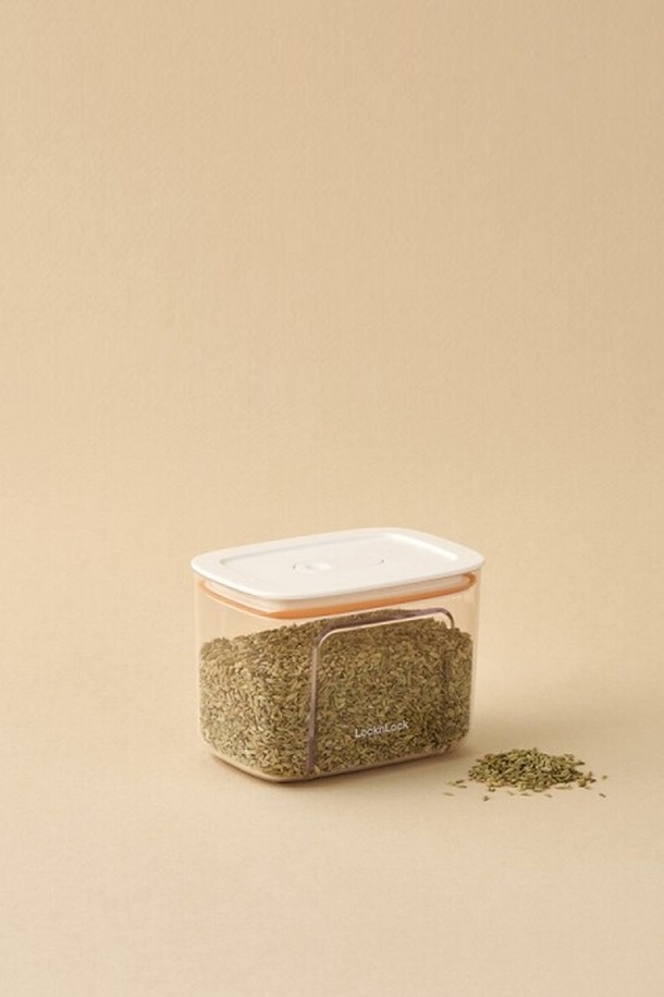 이지그립 보관용기 600ml (HTE903)는 주방에서 식품을 위생적으로 보관하기 위한 플라스틱 밀폐 용기입니다. 투명하고 화이트 색상으로 구성되어 내용물을 쉽게 확인할 수 있으며, 600ml 용량으로 다양한 식재료 보관에 적합합니다. 이지그립 디자인으로 편리하게 잡고 사용할 수 있으며, 밀폐 기능으로 음식의 신선도를 오래 유지합니다. 식품 보관에 최적화된 실용적인 제품입니다.
