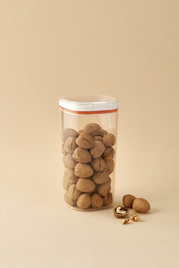 이지오픈 보관용기 정사각 2.3L (HTE904)는 주방에서 식품 보관을 위해 사용되는 플라스틱 소재의 밀폐 용기입니다. 투명한 용기로 내용물을 쉽게 확인할 수 있으며, 2.3L 용량의 정사각형 디자인으로 냉장고 수납에 용이합니다. 이지오픈 잠금 방식으로 편리하게 사용할 수 있으며, 식품 보관에 적합하도록 설계되었습니다. 깔끔하고 실용적인 주방을 위한 필수 아이템입니다.
