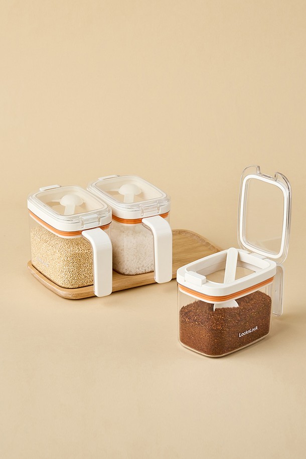이지오픈 양념통 3P (HTE909)는 주방을 더욱 효율적으로 만들어 줄 양념 보관 용기입니다. 화이트와 브라운 색상으로 제공되며, 주방 인테리어에 맞춰 선택할 수 있습니다. 위생적인 플라스틱 소재로 제작되었으며, 3개의 용기로 구성되어 있어 다양한 양념을 보관하기에 용이합니다. 이지오픈 디자인과 투명 뚜껑으로 편리하게 사용할 수 있으며, 내용물을 쉽게 확인할 수 있습니다. 손잡이가 있어 이동이 편리하며, 개폐식으로 양념을 위생적으로 보관할 수 있습니다.
