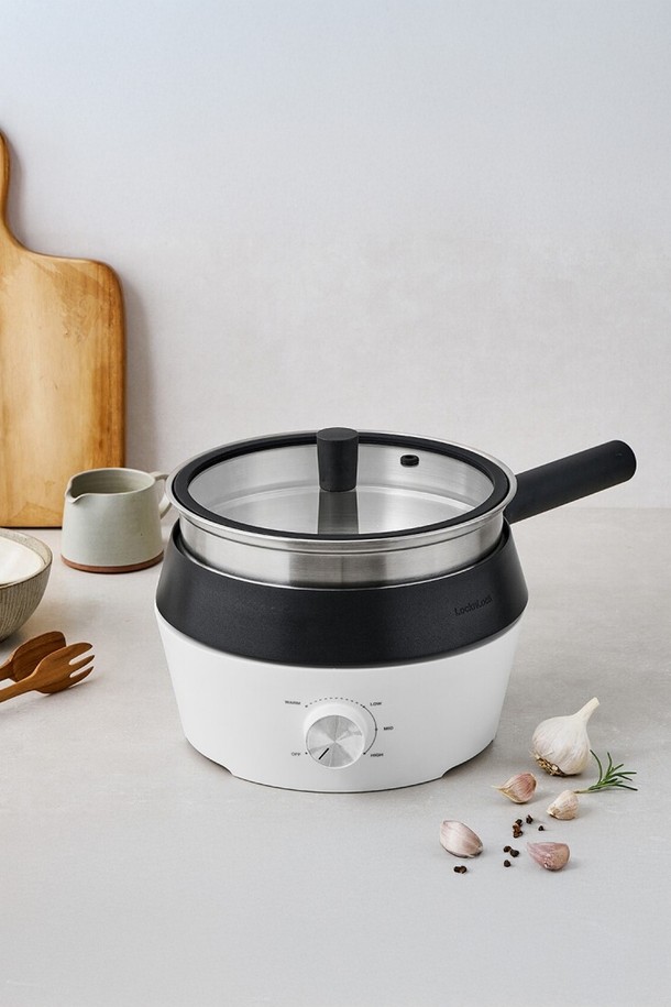 4 in 1 멀티쿠커(EJP421)는 심플하고 모던한 디자인의 원형 멀티쿠커입니다. 플라스틱과 알루미늄 소재로 제작되었으며, 화이트와 블랙 두 가지 색상으로 제공됩니다. 조리와 보온 기능을 갖추어 다양한 요리에 활용할 수 있으며, 4가지 기능을 하나로 모아 편리함을 더했습니다. 분리형 구조와 손잡이가 있어 사용 및 이동이 용이합니다. 집에서 간편하게 요리를 즐기기에 적합한 제품입니다.
