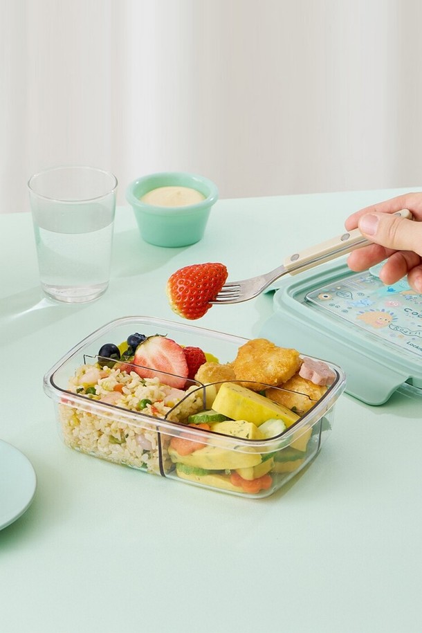 "투고 3칸 나눔 트라이탄 도시락 1L (LCB502)"는 음식 보관과 도시락 용도로 활용 가능한 실용적인 제품입니다. 투명 또는 민트 색상으로 제공되며, 3칸 분리 설계로 다양한 음식을 깔끔하게 담을 수 있습니다. 1L 용량으로 넉넉하며, 뚜껑이 포함되어 음식의 신선함을 유지합니다. 트라이탄 소재로 제작되어 위생적이며, 식기세척기 사용이 가능하여 편리합니다. 냉장 보관도 가능하며, 휴대성이 뛰어나 일상생활에서 유용하게 사용할 수 있습니다.
