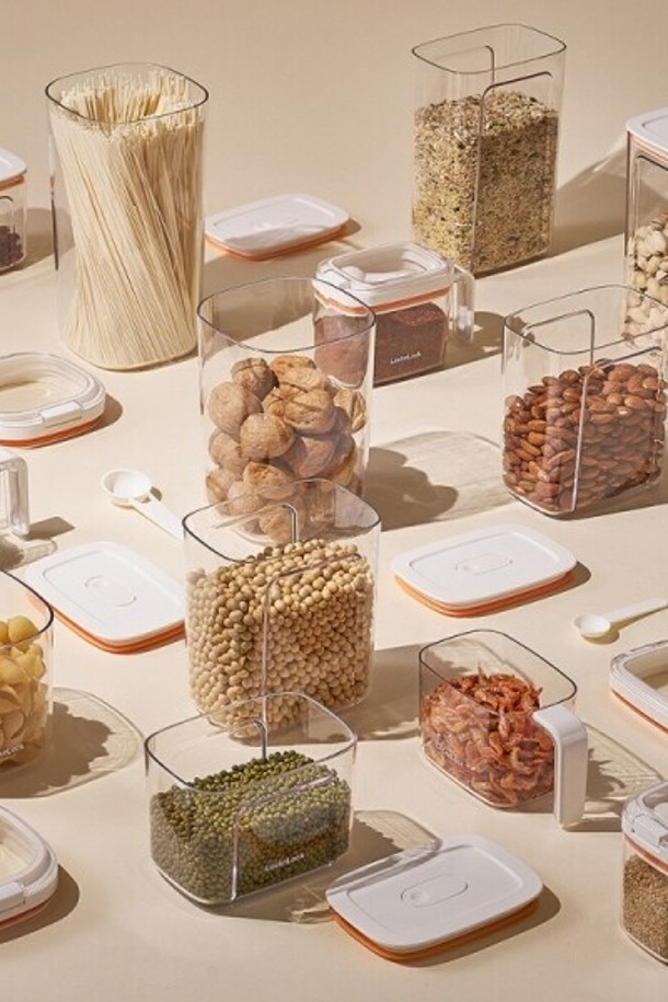 이지오픈 보관용기 정사각 1L (HTE906)는 투명 소재로 제작되어 내용물을 쉽게 확인할 수 있는 식품 보관 용기입니다. 원터치 개폐 방식으로 편리하게 사용 가능하며, 1L 용량의 정사각 형태로 효율적인 수납이 가능합니다. 투명한 디자인은 아래 수납장에서도 내용물을 쉽게 파악하도록 도와줍니다. 크기는 121 x 121 x 127 mm이며, 보관 및 밀폐 기능으로 식품의 신선함을 유지해줍니다.
