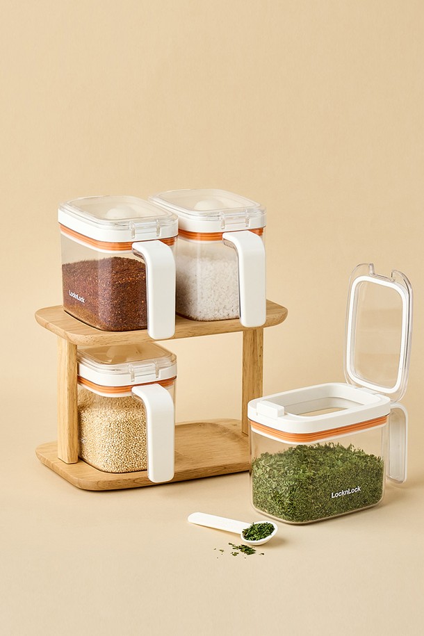 이지오픈 양념통 4P (HTE910)는 주방 수납을 위한 실용적인 양념통 세트입니다. 플라스틱 소재로 제작되었으며, 화이트와 오렌지 색상으로 구성되어 깔끔함을 더합니다. 이지오픈 방식으로 편리하게 사용 가능하며, 투명 본체로 내용물을 쉽게 확인할 수 있습니다. 4개 세트로 구성되어 다양한 양념을 효율적으로 보관하고, 뚜껑 분리 및 적층이 가능하여 공간 활용도를 높입니다.
