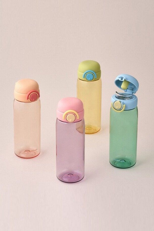 스쿨핏 스위치캡 보틀 520ml (ABF884)은 트라이탄, 폴리프로필렌, 실리콘 소재로 제작되었으며, 핑크, 오렌지, 바이올렛, 옐로우그린, 민트, 블루 색상으로 제공됩니다. 이 어린이용 물병은 원터치 오픈 시스템과 이중 잠금 장치가 있어 사용하기 편리하며, 완전 분해 세척이 가능하여 위생적으로 관리할 수 있습니다. 520ml 용량에 실리콘 커버가 있는 이 보틀은 일상생활이나 학교에서 사용하기 적합하며, 70도 내열 기능을 갖추고 있습니다.
