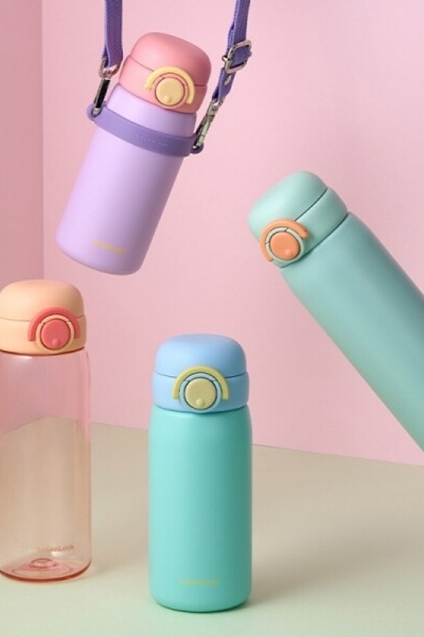 스쿨핏 스위치캡 보틀 520ml는 트라이탄, 폴리프로필렌, 실리콘 소재로 제작되었으며, 핑크, 오렌지, 옐로우그린, 블루, 바이올렛, 민트 6가지 색상으로 만나볼 수 있습니다. 원터치 이중잠금 및 누수방지 기능으로 안심하고 사용할 수 있으며, 식기세척기 사용이 가능하여 세척 또한 용이합니다. 특히 아동 체형에 맞춘 설계와 이중잠금 기능은 어린이들이 일상생활이나 학교에서 사용하기에 적합하며, 별매품인 실리콘 커버와 빨대캡을 이용하여 더욱 편리하게 사용할 수 있습니다.
