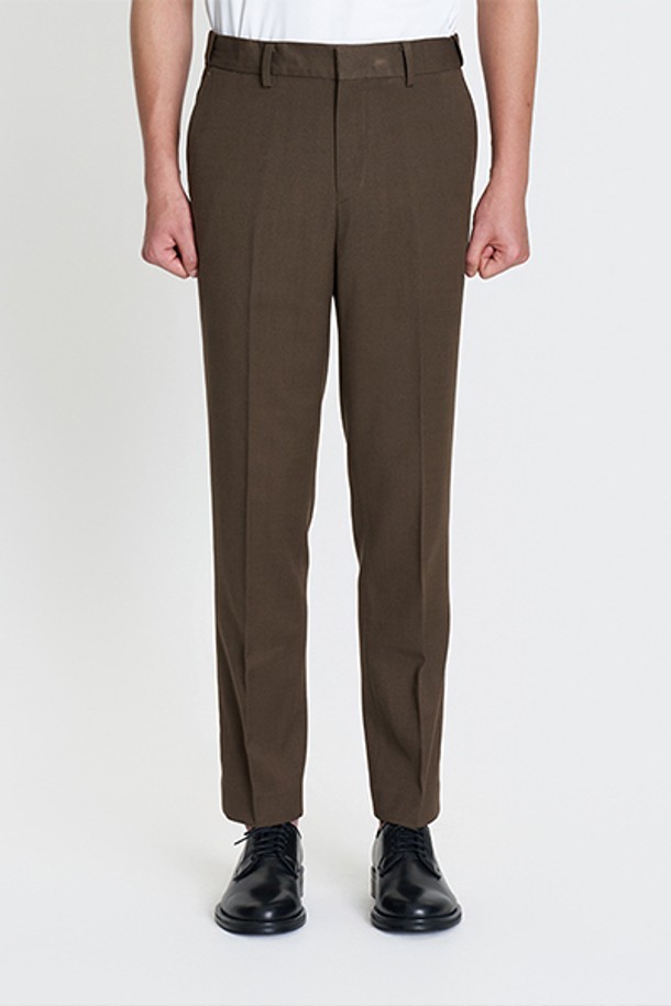 온라인 단독 판매 상품인 GAW16101 COMFORT FIT(컴포트 핏) 카키 사이드밴딩 베이직 팬츠입니다. 베이직 스타일로 미니멀하고 클래식한 무드를 연출하며, 일상과 캐주얼한 착용에 적합합니다. 긴 기장의 컴포트 핏으로 편안한 착용감을 제공하며 사이드밴딩 디테일이 특징입니다. 폴리에스테르, 레이온, 울, 폴리우레탄 혼방 소재로 제작되어 부드러운 촉감과 활동성을 높였습니다. 카키 색상의 무지 디자인으로 어떤 상의와도 쉽게 매치할 수 있습니다.
