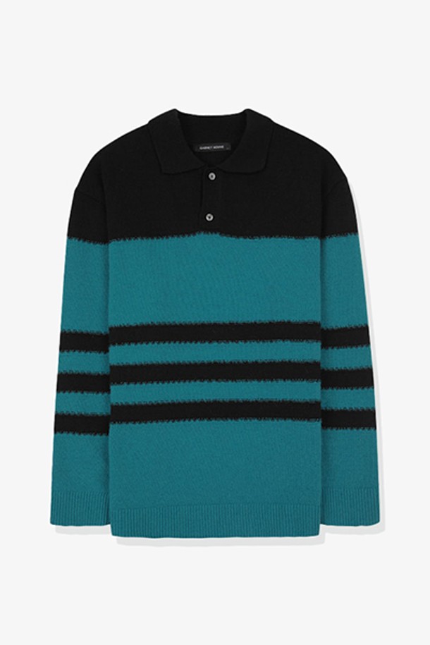 [온라인 단독] GAW36135 블랙 스트라이프 카라 니트는 울 50%를 함유하여 보온성이 우수하며, 가을과 겨울에 따뜻하게 입을 수 있는 남성용 니트입니다. 블랙과 그린 두 가지 색상으로 출시되었으며, 캐주얼, 베이직 스타일을 연출하기 좋습니다. 세미오버핏으로 편안하게 착용 가능하며, 카라넥 디자인과 스트라이프 패턴이 특징입니다. 긴소매 기장의 두꺼운 두께감으로 포근함을 더하며, 부드러운 촉감이 돋보입니다. 데이트룩, 카페룩 등 다양한 TPO에 활용할 수 있는 활용도 높은 아이템입니다.
