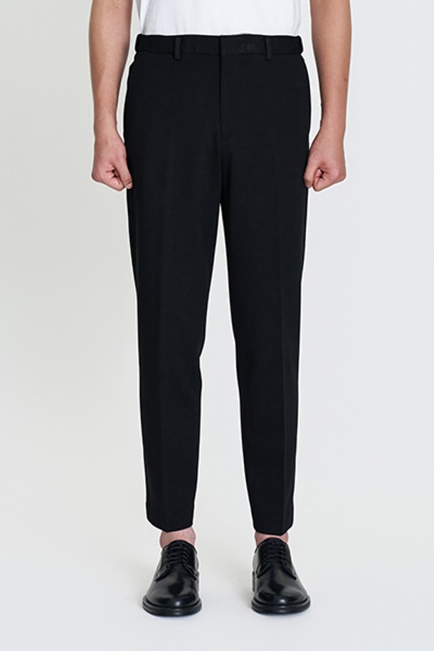 GAW39105 블랙 컴포트핏 히든 이중 밴딩 팬츠는 미니멀하고 베이직한 스타일을 추구하는 남성을 위한 슬랙스입니다. 사계절 내내 활용 가능한 긴 기장의 블랙 컬러 팬츠로, 출근룩 또는 비즈니스 캐주얼에 적합합니다. 컴포트핏으로 편안한 착용감을 제공하며, 겉으로 드러나지 않는 히든 이중 밴딩 처리로 활동성을 높였습니다. 무지 디자인으로 어떤 상의에도 잘 어울려 다양한 스타일을 연출할 수 있습니다.
