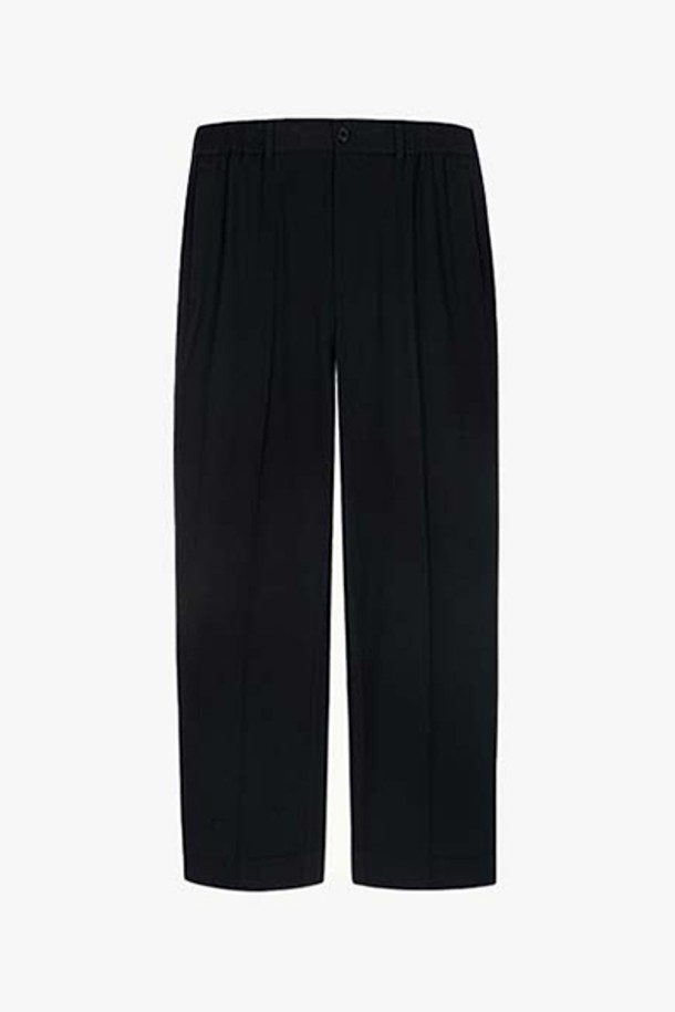 GAW39109 블랙 루즈핏 사이드 히든 밴딩 팬츠는 남성용 슬랙스로, 베이직하고 캐주얼한 스타일을 연출합니다. 사계절용으로, 블랙 컬러의 무지 패턴에 긴 기장으로 제작되었습니다. 폴리에스터, 레이온, 폴리우레탄 혼방 소재로 부드러운 촉감을 제공하며, 힙 포켓과 양 사이드 사선 포켓 디테일이 돋보입니다. 히든 밴딩 처리로 편안한 착용감을 선사하며, 신축성이 좋아 활동성을 높였습니다. 출근룩 및 비즈니스 캐주얼, 미니멀, 캐주얼, 클래식 스타일을 즐겨 입는 분들께 추천합니다.
