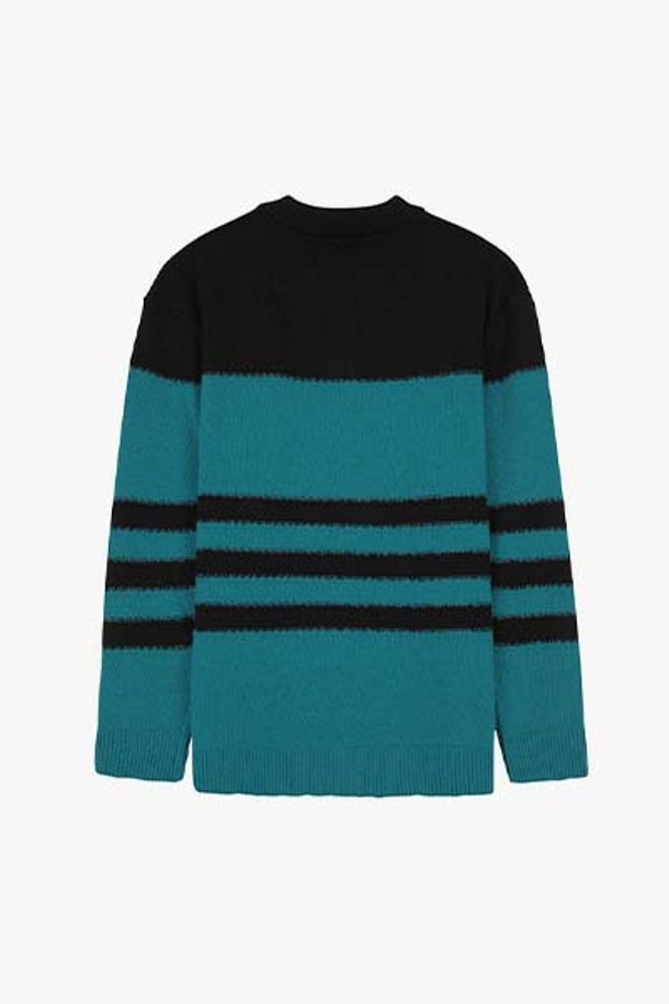 [온라인 단독] GAW36135 블랙 스트라이프 카라 니트는 울 50%를 함유하여 보온성이 우수하며, 가을과 겨울에 따뜻하게 입을 수 있는 남성용 니트입니다. 블랙과 그린 두 가지 색상으로 출시되었으며, 캐주얼, 베이직 스타일을 연출하기 좋습니다. 세미오버핏으로 편안하게 착용 가능하며, 카라넥 디자인과 스트라이프 패턴이 특징입니다. 긴소매 기장의 두꺼운 두께감으로 포근함을 더하며, 부드러운 촉감이 돋보입니다. 데이트룩, 카페룩 등 다양한 TPO에 활용할 수 있는 활용도 높은 아이템입니다.
