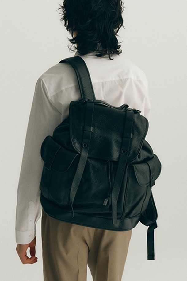 GAW43101 블랙 캐주얼 백팩은 튼튼한 나일론 소재로 제작된 남성용 미디엄 사이즈 백팩입니다. 사각형 디자인에 무지 패턴과 버클 장식이 돋보이며, 여러 개의 수납 공간을 갖춘 실용적인 지퍼형 백팩입니다. 일상 및 캐주얼 스타일에 적합하며, 다양한 소지품을 효율적으로 보관할 수 있습니다.
