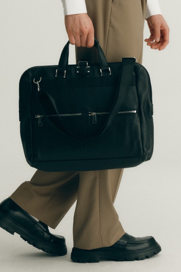 GAW43103 블랙 가죽 토트백은 남성 고객을 위한 미디엄 사이즈의 사각 토트백입니다. 블랙 컬러의 무지 디자인에 퀄팅 디테일이 돋보이며, 넉넉한 수납공간과 지퍼형 잠금 방식으로 실용성을 더했습니다. 비즈니스 스타일과 데일리백으로 활용 가능한 세련된 디자인의 가죽 가방입니다.
