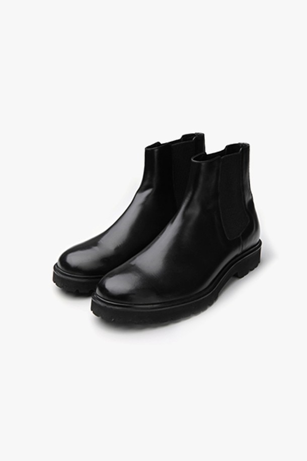 GAW44103 블랙 클래식 첼시 부츠는 남성용 신발로, 가을과 겨울에 착용하기 좋은 제품입니다. 라운드 앞코 디자인에, 광택감 있는 마감 처리가 돋보이며, 프리미엄 소가죽을 사용하여 고급스러운 착용감을 선사합니다. 굽 높이는 중간이며, 플랫 굽 타입에 발목까지 오는 앵클 탑라인과 고무밴드 신발 여밈으로 편안한 착용감을 제공합니다.
