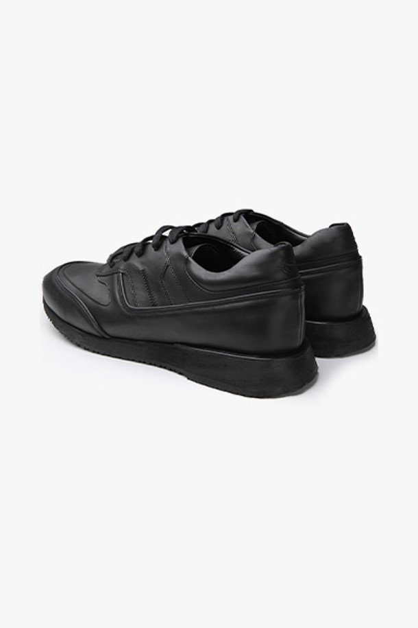 GAW44105 블랙 절개 디테일 스니커즈는 남성용 스니커즈로, 일상에서 편안하게 착용하기 좋습니다. 블랙 컬러의 깔끔한 디자인에 라운드 앞코가 돋보이며, 사계절 내내 활용 가능합니다. 합성가죽 소재로 제작되어 관리가 용이하며, 플랫 굽으로 안정적인 착용감을 제공합니다. 절개 디테일이 포인트로 들어가 미니멀, 캐주얼, 클래식 스타일 모두 소화 가능한 아이템입니다. 출근룩과 데이트룩에 매치하여 세련된 스타일을 연출해보세요.
