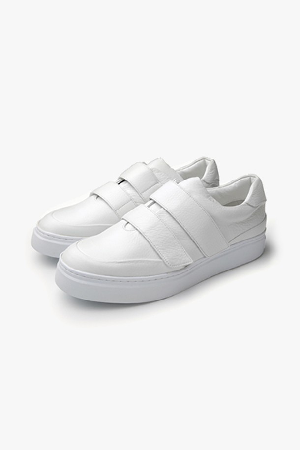 GAW44106 화이트 벨크로 디테일 스니커즈는 부드러운 소가죽 소재로 제작되어 뛰어난 착용감과 고급스러운 텍스처를 자랑합니다. 라운드 앞코 디자인과 플랫 굽으로 편안함을 강조했으며, 벨크로 여밈 방식으로 간편하게 신고 벗을 수 있습니다. 깔끔한 무지 디자인에 로우탑 스타일로, 봄, 여름, 가을 어떤 계절에도 활용 가능한 남성용 데일리 스니커즈입니다.
