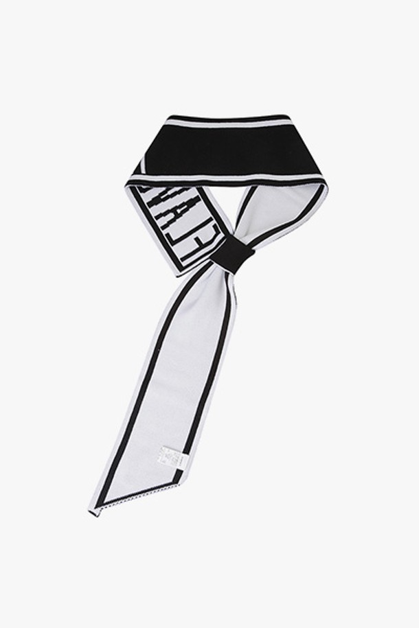 GAW45105 스카프는 블랙과 화이트 투톤 배색으로 스포티하고 캐주얼한 스타일을 연출합니다. 폴리에스테르 소재에 로고와 스트라이프 패턴, 프린팅 디자인이 돋보이며, 봄, 가을, 겨울 계절에 활용하기 좋습니다. 일상복에 포인트 아이템으로 활용하여 개성 있는 스타일을 완성해보세요.
