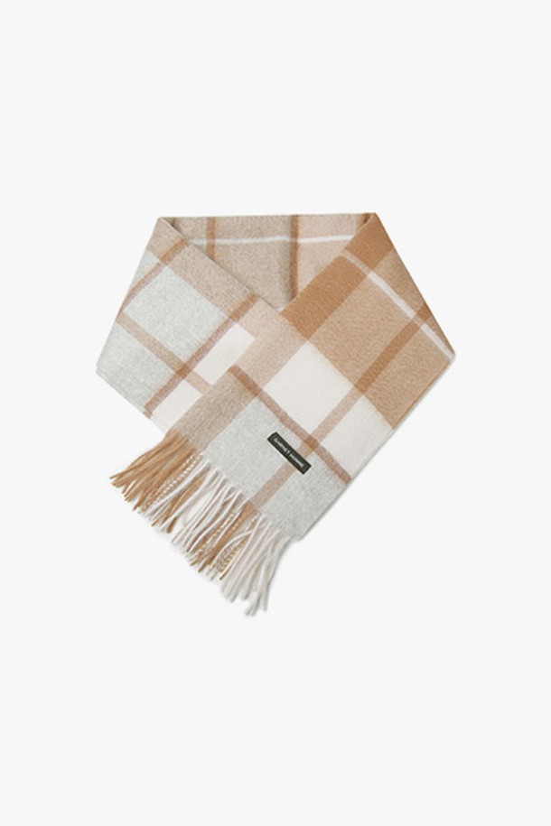 GAW45103 베이지 체크 캐시미어 테슬 머플러는 부드러운 캐시미어 소재로 제작되어 가을, 겨울철 따뜻하게 착용할 수 있는 머플러입니다. 베이지 컬러 바탕에 클래식한 체크 패턴과 태슬 디자인이 더해져 은은한 광택과 함께 베이직하면서도 세련된 스타일을 연출합니다. 남녀 공용으로, 일상에서 폭넓게 활용하기 좋은 중간 두께의 머플러입니다.
