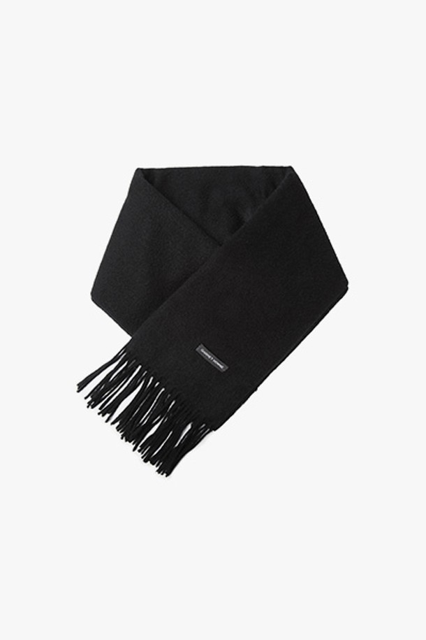 GAW45101 블랙 캐시미어 테슬 머플러는 부드러운 촉감의 캐시미어 소재로 제작되어 가을, 겨울철 보온성을 높여줍니다. 심플한 무지 디자인에 블랙 컬러로 어떤 스타일에도 매치하기 용이하며, 클래식하고 미니멀한 스타일을 연출합니다. 얇은 두께감으로 답답함 없이 착용 가능하며, 프린지 디테일의 태슬 장식이 포인트입니다. 겨울 데일리룩, 출근룩, 모임룩 등 다양한 TPO에 활용하여 세련된 스타일을 완성해보세요.
