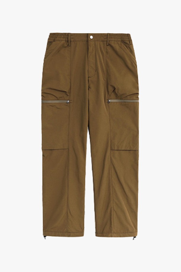 LJM23102 탄색 사이드 포켓 컴포트 팬츠는 여름철 일상과 여행, 휴가 등에 적합한 남성용 컴포트 핏 긴 바지입니다. 렌셀과 면 혼방 소재로 제작되어 부드러운 촉감을 선사하며, 얇은 두께감으로 시원하게 착용할 수 있습니다. 허리 밴딩과 메쉬 안감 처리로 편안함을 더했고, 사이드 포켓 디테일로 실용성을 높였습니다. 캐주얼, 미니멀, 클래식 스타일을 모두 아우르는 디자인으로 다양한 상의와 매치하여 스타일리시하게 연출할 수 있습니다.
