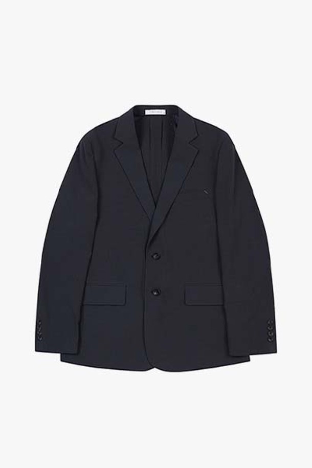 세련된 스타일을 완성하는 [23SS] LJS26199 네이비 세미오버핏 싱글 셋업 재킷입니다. 클래식한 무드를 자아내는 네이비 컬러의 무지 디자인으로, 출근룩, 비즈니스 캐주얼, 오피스룩 등 다양한 TPO에 활용하기 좋습니다. 봄, 여름 시즌에 적합하며, 폴리에스터와 폴리우레탄 혼방 소재로 제작되어 편안한 착용감을 선사합니다. 세미 오버핏, 싱글 2버튼, 사이드 벤트 디테일로 시크하고 미니멀한 스타일을 연출해보세요. 긴 소매 기장의 싱글 코트 타입으로, 세련된 스타일을 완성해 줍니다.
