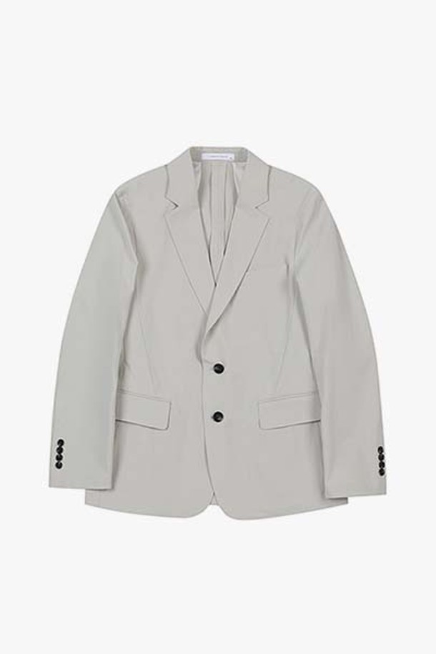 LJS26112 베이지 세미오버핏 싱글 셋업 자켓은 봄, 여름 시즌에 어울리는 미니멀하고 베이직한 스타일의 자켓입니다. 부드러운 촉감의 신축성 있는 나일론 혼방 소재로 제작되어 편안한 착용감을 선사합니다. 베이지 컬러의 무지 디자인에 스티치 포인트와 2버튼 클로저, 사이드 벤트 디테일로 포인트를 더했습니다. 세미오버핏으로 제작되어 트렌디한 핏을 자랑하며, 출근룩, 데이트룩 등 다양한 TPO에 활용할 수 있습니다. 긴 소매 기장의 레귤러 기장 자켓으로, 클래식하고 캐주얼한 스타일을 연출하기 좋습니다.
