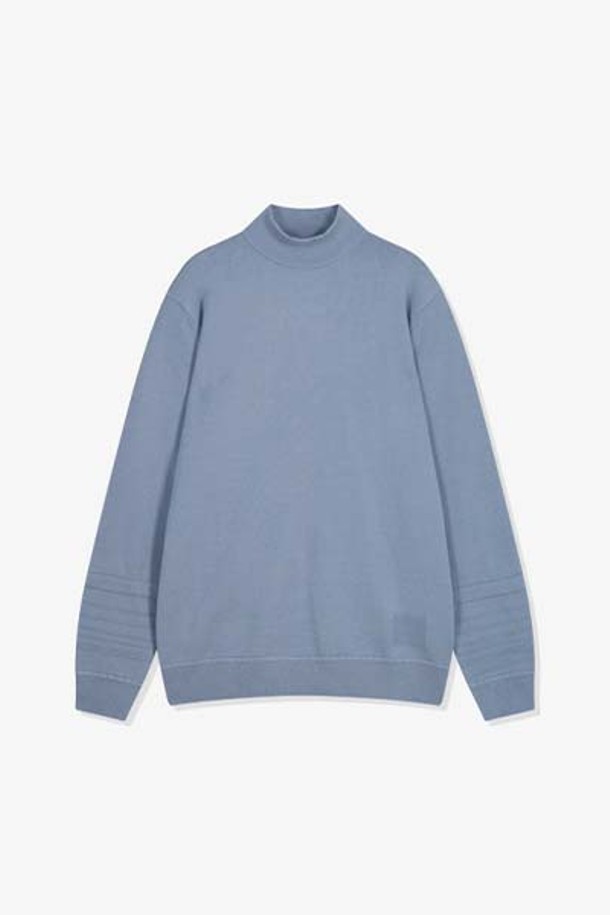 LJW51290 블루 스탠다드핏 소매 조직 모크넥은 가을과 겨울에 어울리는 베이직 스타일의 니트/스웨터입니다. 레이온, 폴리에스테르, 나일론 혼방 소재로 제작되어 부드러운 촉감을 선사하며, 데일리룩을 위한 완벽한 선택입니다. 스탠다드핏과 긴 소매 기장, 모크넥 디자인으로 클래식, 미니멀, 캐주얼 스타일을 연출하기 좋습니다. 무지 패턴의 블루 컬러는 다양한 하의와 매치하여 세련된 겨울 스타일링을 완성할 수 있습니다. 일상생활에서 편안하고 스타일리시하게 착용할 수 있는 아이템입니다.
