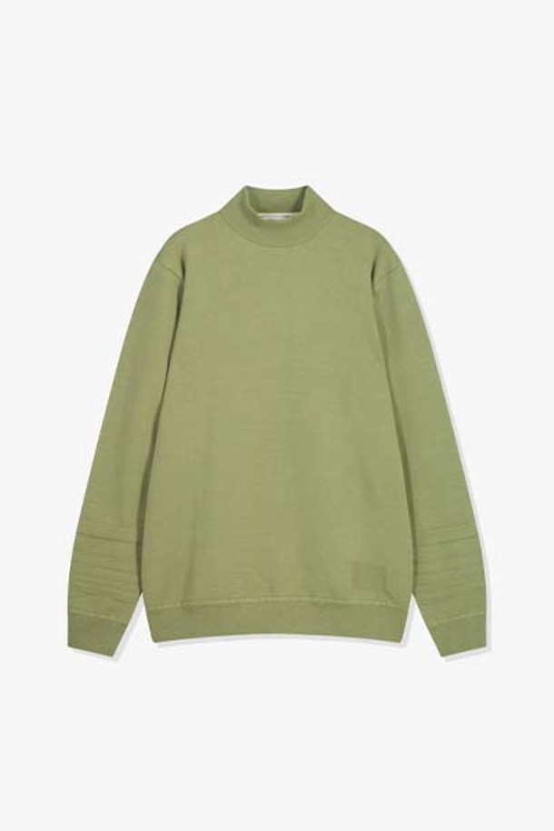 LJW51291 올리브 스탠다드핏 터틀넥은 가을과 겨울에 착용하기 좋은 베이직 스타일의 긴소매 니트/스웨터입니다. 레이온, 폴리에스터, 나일론 혼방 소재로 제작되었으며, 무지 패턴에 스탠다드핏으로 편안하게 착용할 수 있습니다. 올리브 컬러의 터틀넥 디자인으로, 일상복으로 활용하기 좋습니다.
