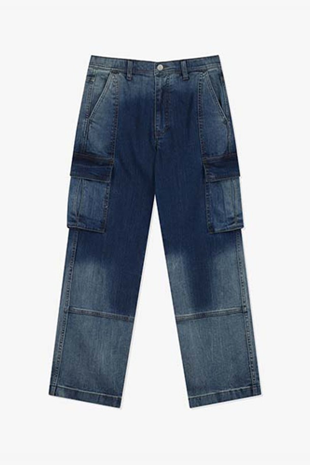 LJW23292 트루 블루 세미 와이드 카고 데님팬츠는 남성용으로, 캐주얼 및 스트릿 스타일을 연출하기에 좋은 제품입니다. 면과 폴리우레탄 혼방 소재로 제작되어 봄, 여름, 가을 다양한 계절에 착용 가능하며, 중간 두께감으로 편안한 착용감을 제공합니다. 트루 블루 컬러에 무지 패턴, 세미 와이드핏, 카고 포켓 디테일이 특징인 긴 기장의 데님 팬츠입니다.
