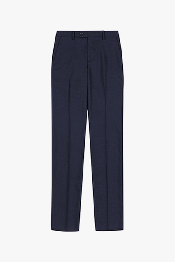 LJS13107 다크네이비 슬림핏 수트 팬츠는 남성용 정장 팬츠입니다. 포멀 및 클래식 스타일을 선호하는 분들을 위한 제품으로, 오피스룩, 회의룩, 출근룩에 적합합니다. 슈퍼 170'S 울 100% 소재로 제작되어 부드러운 촉감을 선사하며, 사계절 내내 착용 가능합니다. 슬림핏 디자인에 다크네이비 컬러와 무지 패턴으로 미니멀하면서도 세련된 분위기를 연출합니다.
