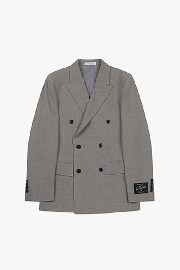 LJS11170 베이지 슬림핏 투톤 더블 수트 자켓은 남성을 위한 포멀한 스타일의 아우터입니다. 사계절 착용 가능한 이 자켓은 부드러운 촉감의 울, 폴리에스테르, 폴리우레탄 혼방 소재로 제작되었으며, 슬림핏과 더블 버튼 여밈, 피크드 라펠 디자인이 특징입니다. 베이지 투톤 색상과 무지 패턴이 클래식하면서도 세련된 무드를 연출합니다.
