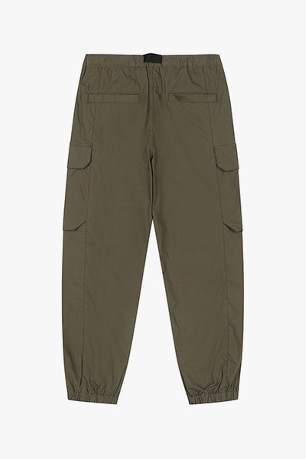 [23SS] LJM23108 올리브드래브 워크 루프 조거팬츠는 남성을 위한 캐주얼한 밀리터리 스타일의 긴 바지입니다. 면 소재의 부드러운 촉감과 루즈핏, 밴딩, 메쉬 안감으로 편안한 착용감을 제공하며 흡습, 통기 기능이 있어 봄, 여름철 일상복으로 적합합니다. 올리브드래브 색상의 무지 패턴과 워크웨어 스타일이 돋보이는 조거핏 디자인입니다.
