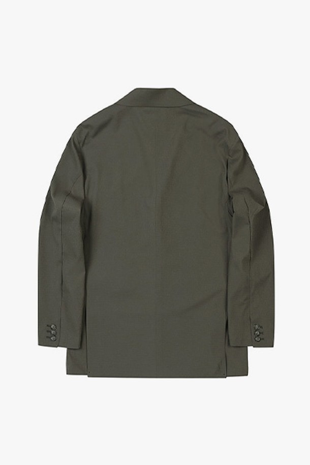 **[여름] GBS14206 카키 싱글 노치드 컴포트핏 재킷**

여름 시즌에 어울리는 남성용 카키 컬러의 "GBS14206" 싱글 노치드 컴포트핏 재킷입니다. 클래식하고 미니멀한 스타일을 추구하며, 시어서커 패턴으로 시원한 착용감을 선사합니다. 폴리에스터와 폴리우레탄 혼방 소재로 제작되어 신축성이 뛰어나 편안한 활동성을 보장합니다. 얇은 두께감과 긴 소매 기장으로 비즈니스 캐주얼 및 출근룩에 적합하며, 캐주얼한 스타일까지 소화 가능한 활용도 높은 아이템입니다. 싱글 버튼 여밈 방식으로 깔끔한 실루엣을 연출합니다.
