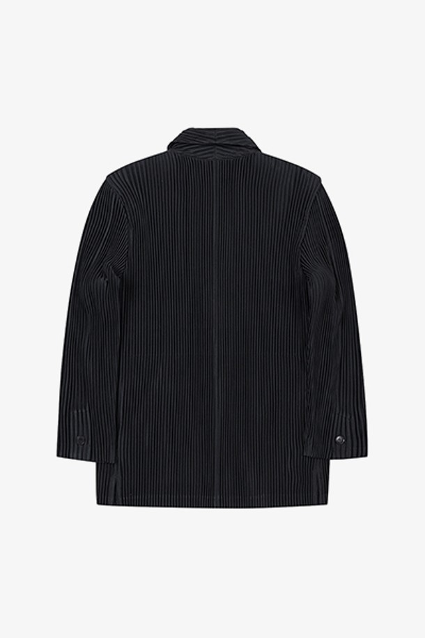 GBS24207 블랙 컴포트핏 플리츠 재킷은 남성용 아우터 자켓입니다. 봄, 가을에 적합하며, 클래식, 미니멀 스타일을 연출할 수 있습니다. 부드러운 폴리에스터 소재에 얇은 두께로 제작되었으며, 플리츠 패턴이 특징입니다. 싱글 버튼, 너치드 라펠, 2버튼 디테일, 긴 소매, 컴포트핏으로 편안한 착용감을 선사합니다. 출근룩, 비즈니스 캐주얼, 모임룩 등 다양한 TPO에 활용 가능하며, 경량성과 신축성을 갖추었습니다.
