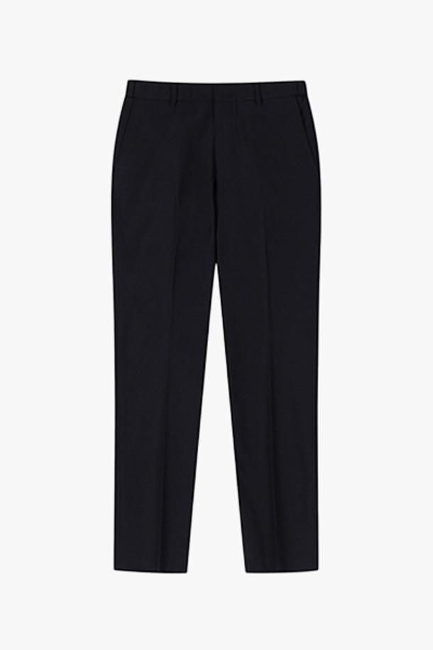 GBS39201 블랙 슬림핏 히든 이중 밴딩 팬츠는 남성용 슬랙스입니다. 미니멀하고 베이직한 스타일로, 사계절 내내 착용 가능하며 오피스룩, 비즈니스 캐주얼, 출근룩에 적합합니다. 부드러운 폴리에스테르 소재로 제작되었으며, 얇은 두께감과 슬림핏 디자인이 특징입니다. 히든 이중 밴딩으로 편안한 착용감을 제공합니다.
