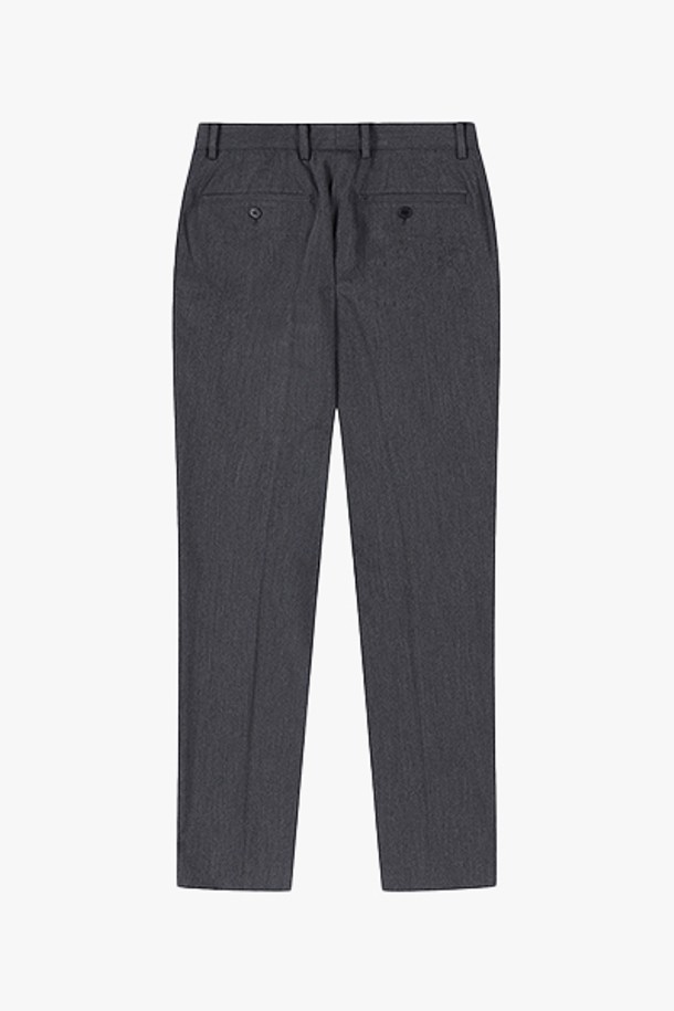 GBS39204 차콜 슬림핏 히든 이중 밴딩 울 팬츠는 가을과 겨울에 착용하기 좋은 남성용 슬랙스입니다. 차콜 컬러의 무지 디자인으로 출근룩이나 데일리룩에 활용하기 좋습니다. 슬림핏으로 제작되었으며, 부드러운 촉감과 이중 밴딩, 히든 밴딩 디테일로 편안한 착용감을 선사합니다. 폴리에스터, 레이온, 울, 폴리우레탄 혼방 소재로 제작되어 클래식, 미니멀, 캐주얼 스타일을 연출하기에 적합합니다.
