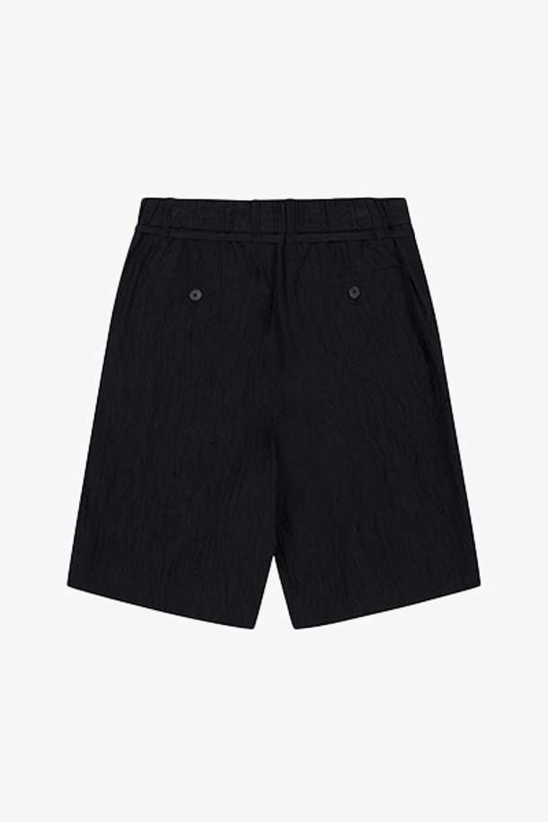 GBS40228 블랙 루즈핏 플리츠 숏 팬츠는 레이온과 폴리에스테르 혼방 소재로 제작되어 부드러운 촉감을 선사합니다. 캐주얼 스타일의 남성용 숏 팬츠로, 여름철 일상복으로 활용하기 좋습니다. 허리 밴딩과 스트링 디테일로 편안한 착용감을 제공하며, 원턱과 플리츠 디테일이 더해져 자연스러운 핏을 연출합니다. 넉넉한 루즈핏으로 활동성을 높였으며, 통기성이 좋아 시원하게 착용할 수 있습니다. 동네 마실룩, 휴가룩, 캐주얼, 미니멀, 리조트 스타일을 즐기는 분들께 추천합니다.
