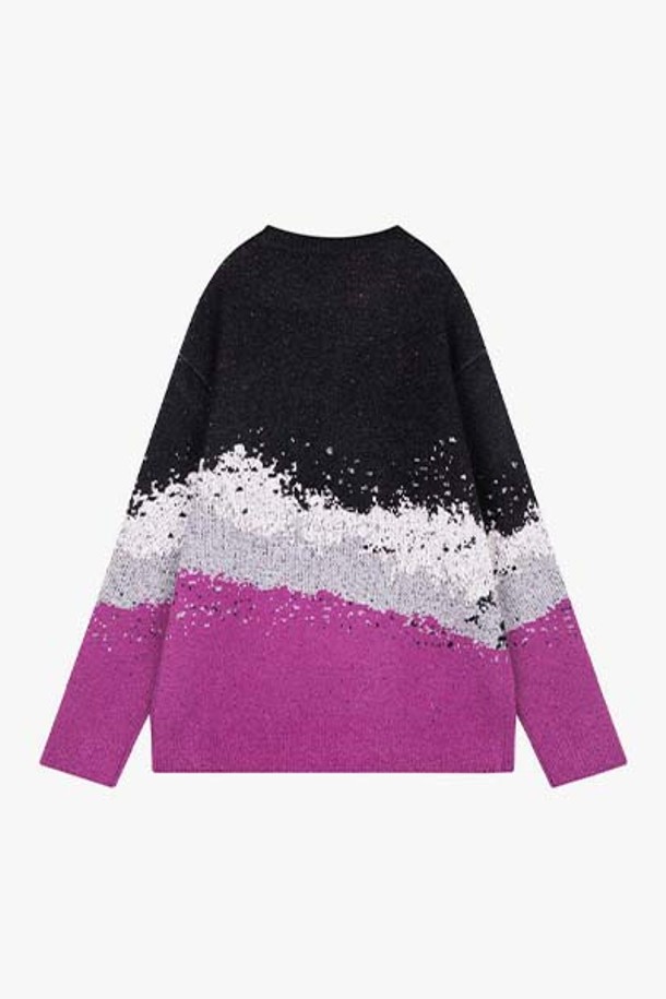 LJF51231 블랙 세미 오버핏 아트웍 부클 스웨터는 가을, 겨울 시즌에 어울리는 캐주얼 스타일의 남성용 니트/스웨터입니다. 라운드넥 디자인에 긴소매, 오버핏으로 제작되어 편안한 착용감을 선사합니다. 아크릴, 울, 나일론 혼방 소재로 제작되어 부드러우면서도 따뜻합니다. 부클 디테일이 돋보이며, 겨울 데일리룩, 캐주얼, 미니멀, 클래식 스타일을 연출하기 좋습니다. 블랙 컬러로 어떤 옷에도 매치하기 용이합니다.
