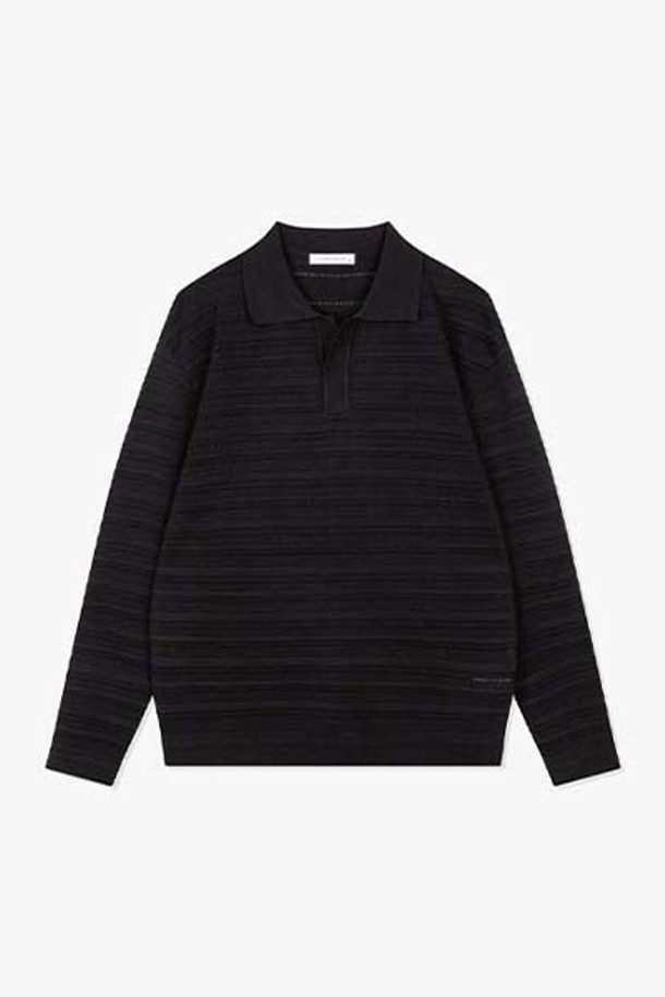 LKS51302블랙 세미오버핏 스카시조직 오픈 칼라 니트는 봄, 가을에 활용하기 좋은 남녀 공용 상의입니다. 블랙 컬러의 니트 소재로 제작되었으며, 스카시 조직으로 포인트를 주어 은은한 멋을 더했습니다. 세미 오버핏으로 편안한 착용감을 선사하며, 오픈 칼라 디자인으로 답답함 없이 세련된 스타일을 연출합니다. 미니멀, 클래식, 캐주얼 등 다양한 스타일로 소화 가능하여 활용도가 높습니다. 긴 소매 기장으로 간절기 날씨에 적합하며, 베이직한 디자인으로 유행을 타지 않고 오랫동안 즐겨 입을 수 있습니다.
