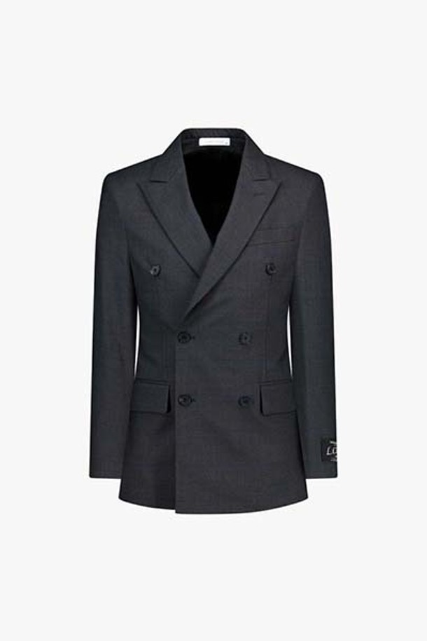 LKS11377 차콜 렌핏 솔리드 더블 수트 자켓은 남성용 수트 자켓으로, 클래식하고 모던한 스타일을 동시에 갖춘 제품입니다. 울 소재의 레귤러핏 더블 수트 자켓으로, 사계절 모두 착용 가능하며 부드러운 촉감을 자랑합니다. 차콜 색상의 무지(솔리드) 디자인은 포멀 및 세미포멀 룩에 모두 잘 어울리며, 밀레니얼 테일러드 특징을 더해 세련된 실루엣을 연출합니다.
