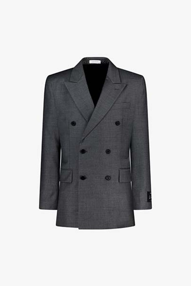 LKF11441 멜란지그레이 LEN LINE 렌핏 피크드라펠 더블 수트 재킷은 남성 고객을 위한 포멀 및 비즈니스 스타일의 아우터입니다. 울 소재로 제작되어 부드러운 촉감을 선사하며, 봄, 가을에 착용하기 적합합니다. 멜란지그레이 컬러에 무지 패턴, 레귤러핏 디자인으로 클래식하고 미니멀한 스타일을 연출합니다. 더블 버튼 여밈 방식과 피크드라펠 디테일이 특징이며, 오피스룩, 비즈니스 캐주얼, 출근룩 등 TPO에 맞춰 시크하게 연출하기 좋습니다.
