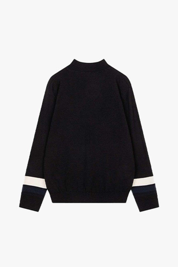 [24SS] LKS51317 블랙 스탠다드 핏 소매 배색 모크넥은 봄, 여름 시즌에 착용하기 좋은 공용 니트/스웨터입니다. 부드러운 촉감의 레이온, 나일론, 폴리에스터 혼방 소재로 제작되었으며, 얇은 두께감으로 편안한 착용감을 선사합니다. 베이직하고 모던한 스타일로, 무지 디자인에 소매 배색 디테일이 더해져 포인트를 줍니다. 스탠다드 핏, 긴 소매, 모크넥 디자인으로 미니멀, 클래식, 캐주얼 룩에 모두 잘 어울리며, 데이트룩이나 카페룩 연출에 적합합니다.
