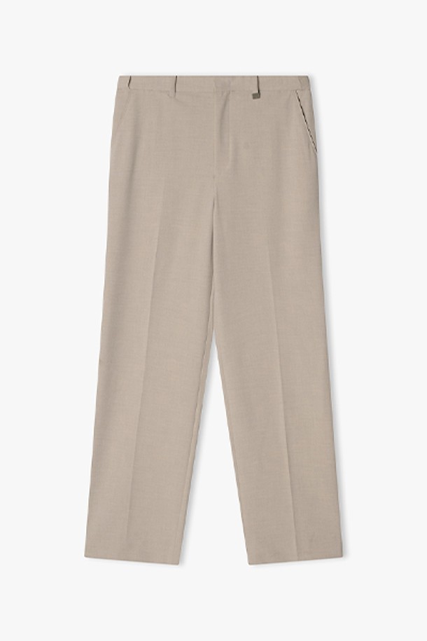 세련된 라이트베이지 색상의 여성용 세미와이드핏 팬츠입니다. 봄, 여름 시즌에 시원하게 착용하기 좋은 긴 기장의 베이직 스타일 팬츠로, 히든 밴딩 처리로 편안한 착용감을 선사합니다. 무지 디자인으로 어떤 상의와도 잘 어울려 데일리룩을 완성하기 좋습니다.
