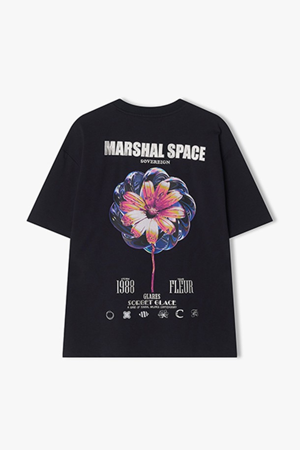 25SS 시즌의 LLM42502 네이비 METAL FLOWER 아트웍 하프 티셔츠는 폴리에스테르, 면, 폴리우레탄 혼방 소재로 제작되어 편안한 착용감을 선사합니다. 네이비 컬러 바탕에 메탈 플라워 아트웍이 돋보이며, 반소매 디자인으로 봄, 여름철 일상복으로 활용하기 좋습니다. 하프 기장으로 트렌디함을 더했습니다.
