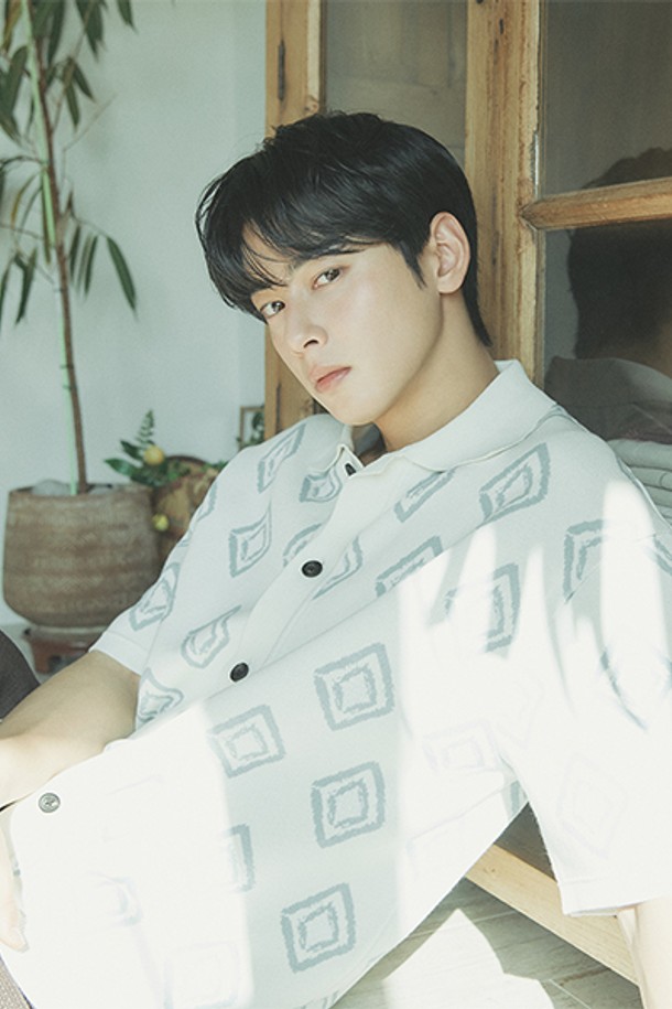 아이보리 컬러의 여성용 하프 기장 가디건입니다. 마름모 패턴과 칼라 디자인이 클래식한 분위기를 자아내며, 봄, 여름 시즌에 활용하기 좋습니다. 일상복으로 편안하게 착용할 수 있는 니트/스웨터입니다.
