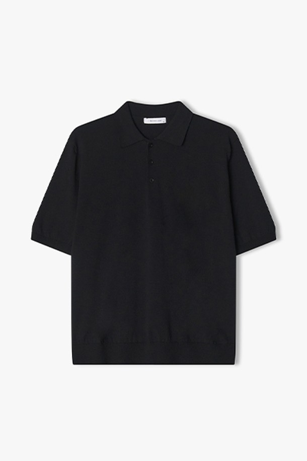 [25SS] LLM51583 블랙 솔리드 칼라 하프 니트 탑은 부드러운 니트 소재로 제작되어 봄, 여름 시즌에 시원하게 착용할 수 있는 여성용 하프 기장 반소매 니트입니다. 미니멀하고 베이직한 스타일의 라운드넥 디자인에 무지 패턴과 솔리드 디자인으로 심플함을 더했습니다. 크롭 핏으로 다리가 길어 보이는 효과를 주며, 다양한 하의와 손쉽게 매치하여 데일리룩을 완성할 수 있습니다.
