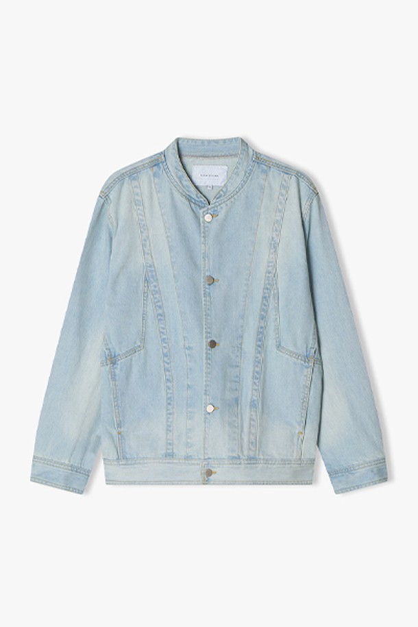 [25SS] LLB22501 연청 베이스볼 디테일 셔켓은 데님 소재의 캐주얼 셔켓입니다. 연청 컬러로 시원한 느낌을 주며, 봄, 여름 계절에 적합합니다. 베이스볼 디테일이 더해져 스타일리시함을 더하고, 크롭 기장과 버튼 여밈 방식으로 트렌디함을 살렸습니다. 데이트룩, 쇼핑룩 등 가벼운 외출에 미니멀, 시티보이 스타일로 연출하기 좋습니다. 긴 소매 기장으로 다양한 스타일링이 가능합니다.
