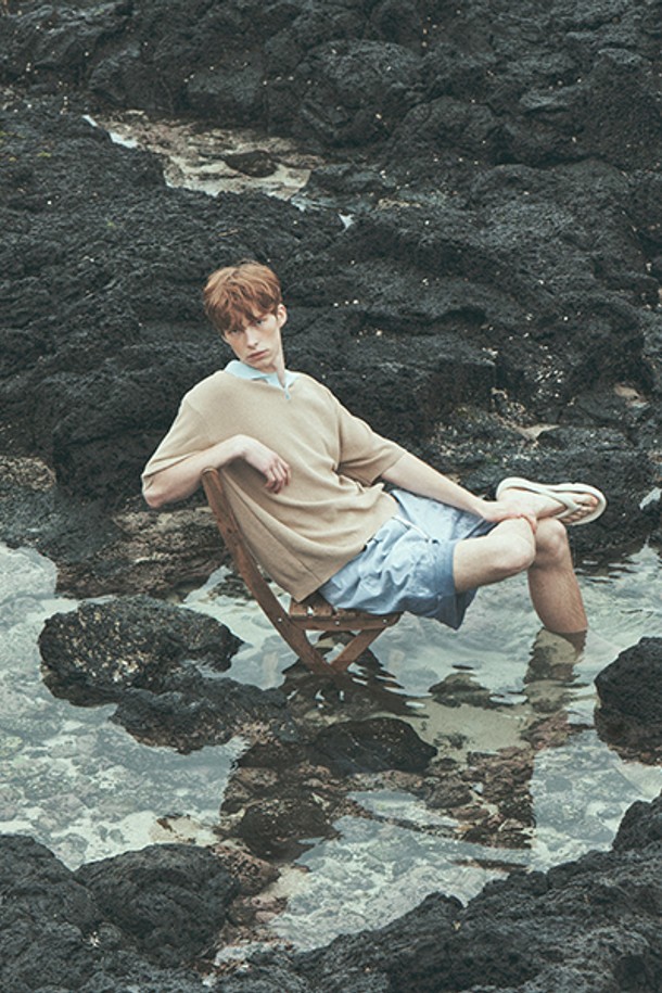 **[25SS] 엘엘비51591 베이지 부클 클레릭 오픈 칼라 하프 니트 탑**은 여성스러운 분위기를 연출하는 니트/스웨터입니다. 부클 소재로 제작되어 부드러운 촉감과 독특한 질감을 선사하며, 오픈 칼라 디자인과 하프 기장으로 트렌디한 스타일을 완성합니다. 미니멀, 클래식, 캐주얼 스타일을 즐기는 분들께 데이트룩, 카페룩으로 추천합니다. 베이지 컬러는 어떤 하의와도 잘 어울려 다양한 스타일링이 가능합니다. 봄, 여름 시즌에 시원하고 세련된 룩을 연출해보세요.
