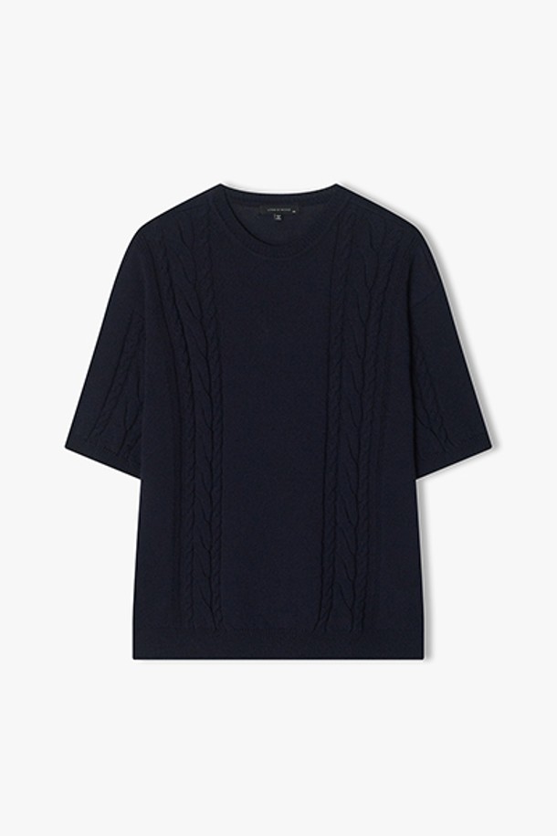 [25SS] LLB51595 네이비 라운드넥 케이블 니트 탑은 여성용 니트/스웨터입니다. 봄, 여름 계절에 어울리는 얇은 두께의 레귤러핏 반소매 상의로, 일상 및 데이트룩, 카페룩에 적합한 디자인입니다. 베이직, 미니멀, 클래식 스타일을 선호하는 분들께 추천하며, 면과 폴리에스테르 혼방 소재의 라운드넥 케이블 니트 탑입니다. 네이비 컬러로 다양한 하의와 매치하기 용이합니다.
