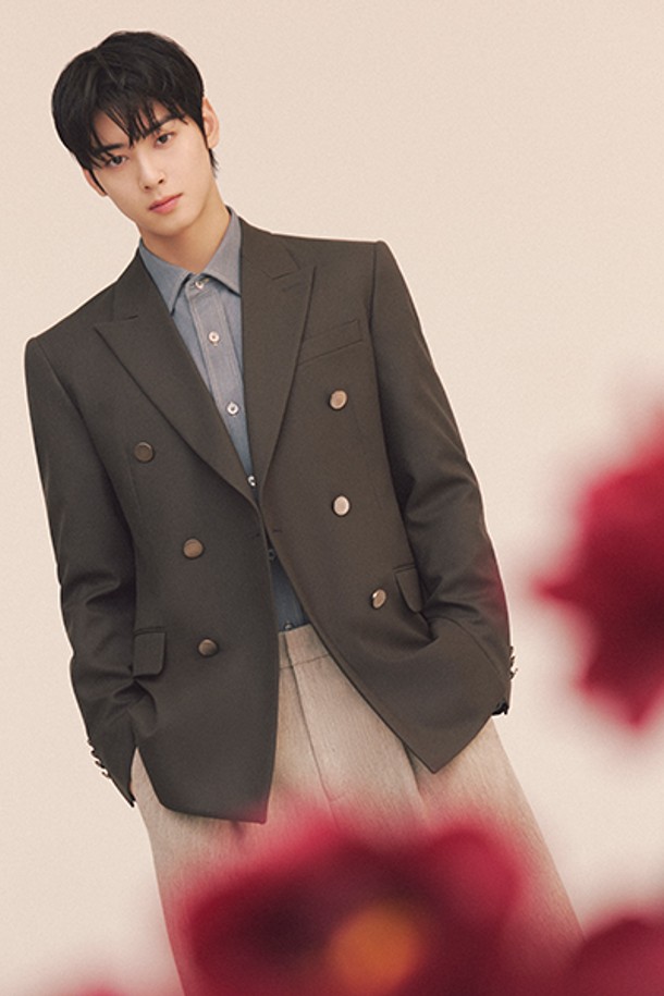 차은우 픽(PICK) [LLF24640] 카키 렌핏 풀라이닝 피크드라펠 더블 자켓은 남성 고객을 위한 클래식 스타일의 더블 자켓입니다. 간절기 코디에 적합하며, 일상, 출근룩, 비즈니스 캐주얼, 모임룩 등 다양한 TPO에 활용할 수 있습니다. 카키 색상의 무지 패턴에 레귤러핏으로 제작되었으며, 풀라이닝 안감과 피크드라펠 디자인이 특징입니다. 폴리에스테르 소재로 제작되어 편안한 착용감을 선사하며, 미니멀하고 시크한 스타일을 연출합니다. 더블 버튼 여밈 방식과 긴 소매 기장으로 세련된 분위기를 더했습니다.
