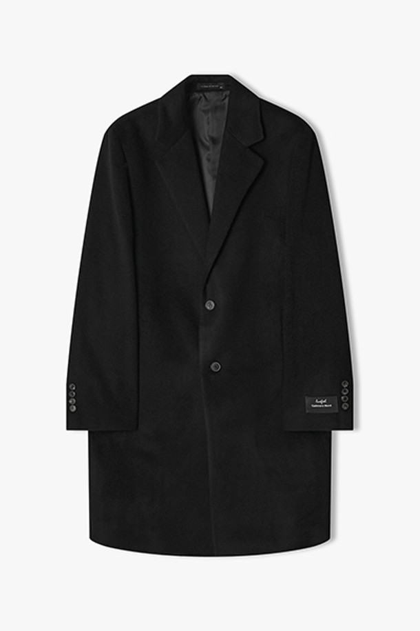 [25FW] LLW21672 블랙 싱글 체스터 코트는 남성용 아우터로, 겨울철 클래식하고 미니멀한 스타일을 연출하기에 적합합니다. 울과 캐시미어 혼방 소재로 제작되어 부드러운 촉감과 뛰어난 보온성을 자랑하며, 두꺼운 두께감으로 추운 날씨에도 따뜻하게 착용할 수 있습니다. 롱 기장의 블랙 컬러 싱글 버튼 체스터 코트로, 라펠 칼라 디테일이 특징입니다. 데일리룩, 오피스룩, 데이트룩 등 다양한 TPO에 활용 가능하며, 시크한 매력을 더해줍니다.
